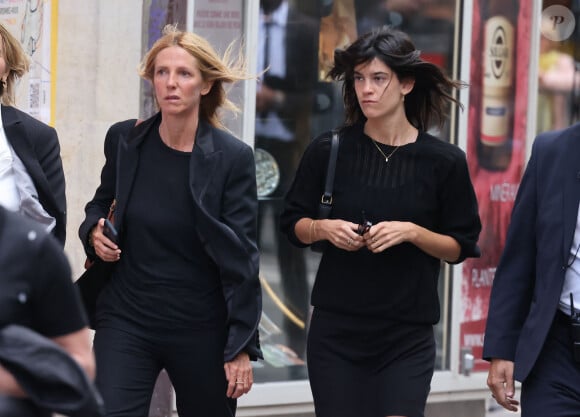 Sandrine Kiberlain et sa fille Suzanne Lindon - Arrivées des célébrités aux obsèques de Jane Birkin en l'église Saint-Roch à Paris. Le 24 juillet 2023 © Jacovides-KD Niko / Bestimage 