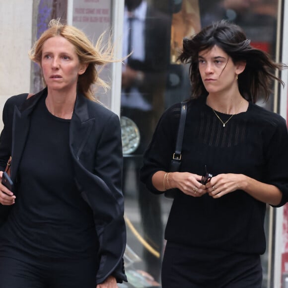 Sandrine Kiberlain et sa fille Suzanne Lindon - Arrivées des célébrités aux obsèques de Jane Birkin en l'église Saint-Roch à Paris. Le 24 juillet 2023 © Jacovides-KD Niko / Bestimage 