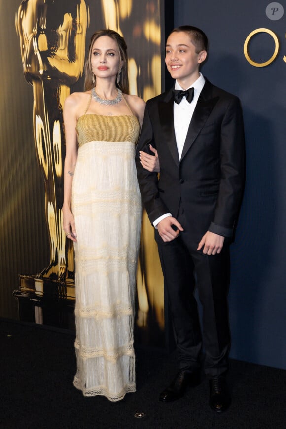 Le plus jeune de la fratrie Jolie-Pitt était impressionné mais charmant, ado stylé en smoking à 16 ans !
Angelina Jolie et son fils Knox Jolie-Pitt lors de la cérémonie des Governors Awards à Los Angeles le 17 novembre 2024 © Elyse Jankowski/SPUS/ABACAPRESS.COM