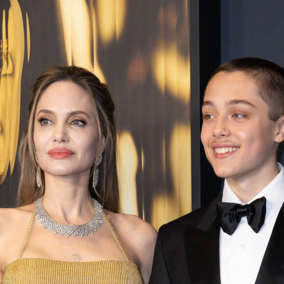 Le plus jeune de la fratrie Jolie-Pitt était impressionné mais charmant, ado stylé en smoking à 16 ans !
Angelina Jolie et son fils Knox Jolie-Pitt lors de la cérémonie des Governors Awards à Los Angeles le 17 novembre 2024 © Elyse Jankowski/SPUS/ABACAPRESS.COM