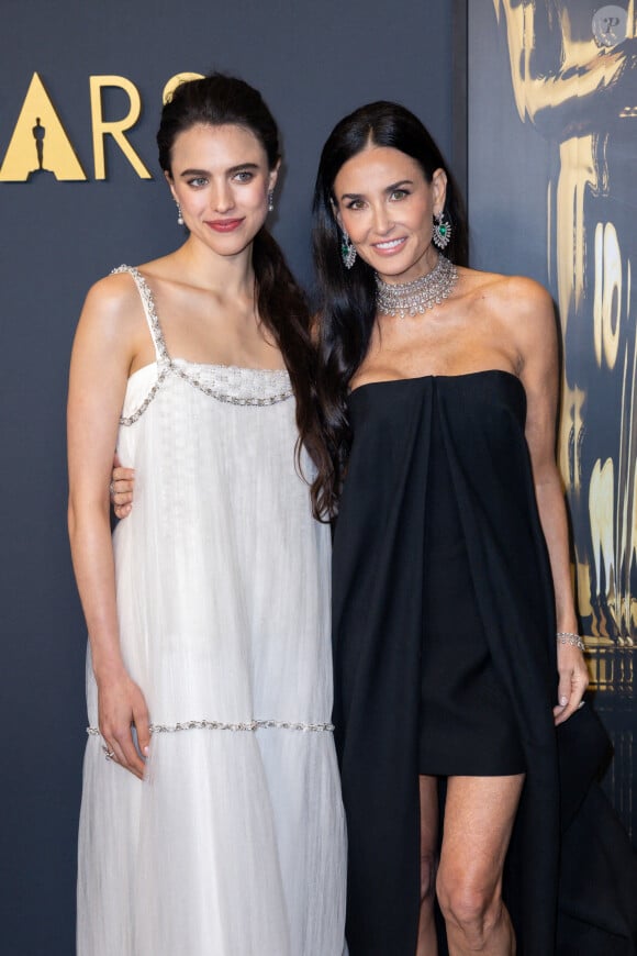 Margaret Qualley et Demi Moore lors de la cérémonie des Governors Awards à Los Angeles le 17 novembre 2024 © Elyse Jankowski/SPUS/ABACAPRESS.COM