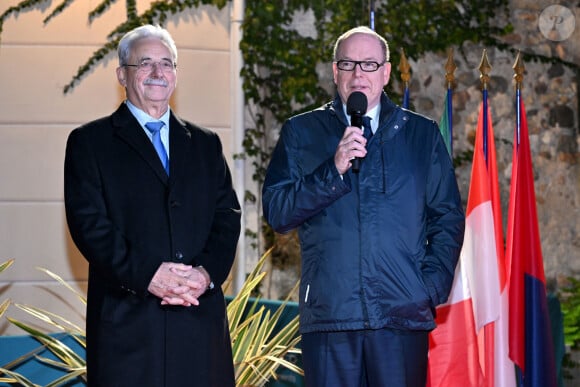 L'occasion pour lui de revenir sur les derniers scandales qui ont éclaboussé la principauté
Le prince Albert II de Monaco et Louis Negre, le maire de Cagnes sur Mer, ont participé à la remise des prix du 10ème Riviera Electric Challenge sur la place du Palais Grimaldi à Cagnes sur Mer, le 14 novembre 2024. Organisé en marge du salon EVER 2024, qui se déroule au Grimaldi Forum, le Riviera Electric Challenge 2023 s'inscrit dans la lignée du succès des éditions précédentes. Il a pour objectif de fédérer les entreprises et les collectivités exemplaires dans l'intégration de véhicules électriques au sein de leurs flottes. Cette épreuve a pour objectif de réaliser un parcours au moyen d'un véhicule électrique, en utilisant le moins d'énergie possible. Ce parcours part de Monaco et arrive à Cagnes-sur-Mer, toutes deux fondatrices de cet évènement, en passant par Dolceacqua. C'est l'équipe de la Mairie de Monaco, avec Iwan Prot et Philippe Terranova qui a remporté cette édition, le 1er équipage féminin est arrivé 3eme au général, c'est l'équipe de "La Mairie de Cagnes sur Mer" avec Floriane Bertrand et Lucie Punyet. © Bruno Bebert / Bestimage 