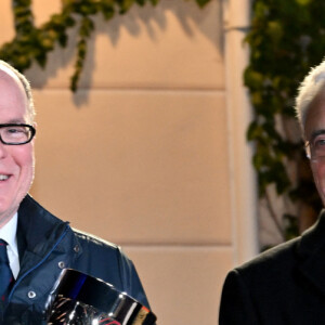 Le prince Albert II de Monaco et Louis Negre, le maire de Cagnes sur Mer, ont participé à la remise des prix du 10ème Riviera Electric Challenge sur la place du Palais Grimaldi à Cagnes sur Mer, le 14 novembre 2024. Organisé en marge du salon EVER 2024, qui se déroule au Grimaldi Forum, le Riviera Electric Challenge 2023 s'inscrit dans la lignée du succès des éditions précédentes. Il a pour objectif de fédérer les entreprises et les collectivités exemplaires dans l'intégration de véhicules électriques au sein de leurs flottes. Cette épreuve a pour objectif de réaliser un parcours au moyen d'un véhicule électrique, en utilisant le moins d'énergie possible. Ce parcours part de Monaco et arrive à Cagnes-sur-Mer, toutes deux fondatrices de cet évènement, en passant par Dolceacqua. C'est l'équipe de la Mairie de Monaco, avec Iwan Prot et Philippe Terranova qui a remporté cette édition, le 1er équipage féminin est arrivé 3eme au général, c'est l'équipe de "La Mairie de Cagnes sur Mer" avec Floriane Bertrand et Lucie Punyet. © Bruno Bebert / Bestimage 
