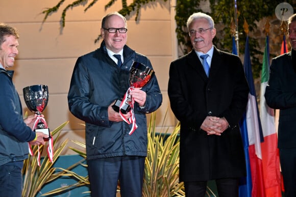 Le prince Albert II de Monaco et Louis Negre, le maire de Cagnes sur Mer, ont participé à la remise des prix du 10ème Riviera Electric Challenge sur la place du Palais Grimaldi à Cagnes sur Mer, le 14 novembre 2024. Organisé en marge du salon EVER 2024, qui se déroule au Grimaldi Forum, le Riviera Electric Challenge 2023 s'inscrit dans la lignée du succès des éditions précédentes. Il a pour objectif de fédérer les entreprises et les collectivités exemplaires dans l'intégration de véhicules électriques au sein de leurs flottes. Cette épreuve a pour objectif de réaliser un parcours au moyen d'un véhicule électrique, en utilisant le moins d'énergie possible. Ce parcours part de Monaco et arrive à Cagnes-sur-Mer, toutes deux fondatrices de cet évènement, en passant par Dolceacqua. C'est l'équipe de la Mairie de Monaco, avec Iwan Prot et Philippe Terranova qui a remporté cette édition, le 1er équipage féminin est arrivé 3eme au général, c'est l'équipe de "La Mairie de Cagnes sur Mer" avec Floriane Bertrand et Lucie Punyet. © Bruno Bebert / Bestimage 