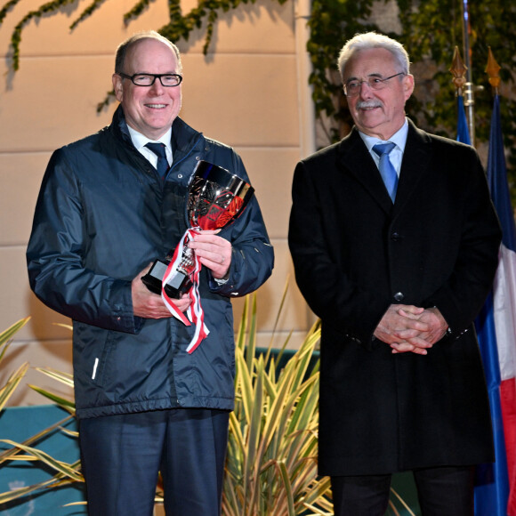 Le prince Albert II de Monaco et Louis Negre, le maire de Cagnes sur Mer, ont participé à la remise des prix du 10ème Riviera Electric Challenge sur la place du Palais Grimaldi à Cagnes sur Mer, le 14 novembre 2024. Organisé en marge du salon EVER 2024, qui se déroule au Grimaldi Forum, le Riviera Electric Challenge 2023 s'inscrit dans la lignée du succès des éditions précédentes. Il a pour objectif de fédérer les entreprises et les collectivités exemplaires dans l'intégration de véhicules électriques au sein de leurs flottes. Cette épreuve a pour objectif de réaliser un parcours au moyen d'un véhicule électrique, en utilisant le moins d'énergie possible. Ce parcours part de Monaco et arrive à Cagnes-sur-Mer, toutes deux fondatrices de cet évènement, en passant par Dolceacqua. C'est l'équipe de la Mairie de Monaco, avec Iwan Prot et Philippe Terranova qui a remporté cette édition, le 1er équipage féminin est arrivé 3eme au général, c'est l'équipe de "La Mairie de Cagnes sur Mer" avec Floriane Bertrand et Lucie Punyet. © Bruno Bebert / Bestimage 