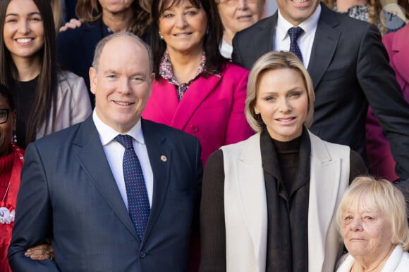 Le prince Albert II de Monaco et la princesse Charlene offrent des cadeaux aux personnes âgées de la principauté au siège de la Croix Rouge à Monaco le 14 novembre 2024 dans le cadre des célébrations de la Fête Nationale monégasque. © Olivier Huitel / Pool Monaco / Bestimage 