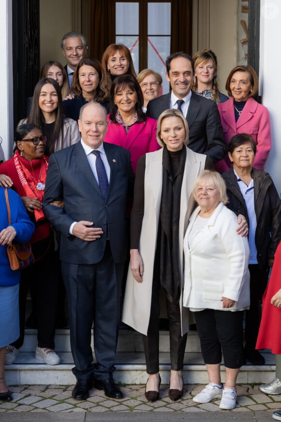 Le prince Albert II de Monaco et la princesse Charlene offrent des cadeaux aux personnes âgées de la principauté au siège de la Croix Rouge à Monaco le 14 novembre 2024 dans le cadre des célébrations de la Fête Nationale monégasque. © Olivier Huitel / Pool Monaco / Bestimage 