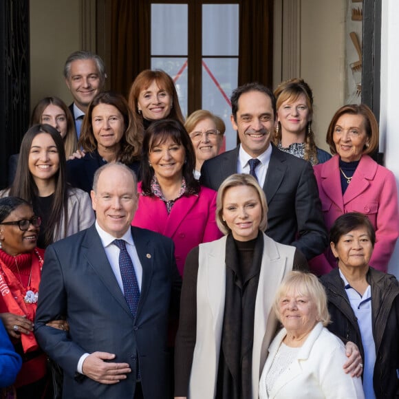 Le prince Albert II de Monaco et la princesse Charlene offrent des cadeaux aux personnes âgées de la principauté au siège de la Croix Rouge à Monaco le 14 novembre 2024 dans le cadre des célébrations de la Fête Nationale monégasque. © Olivier Huitel / Pool Monaco / Bestimage 