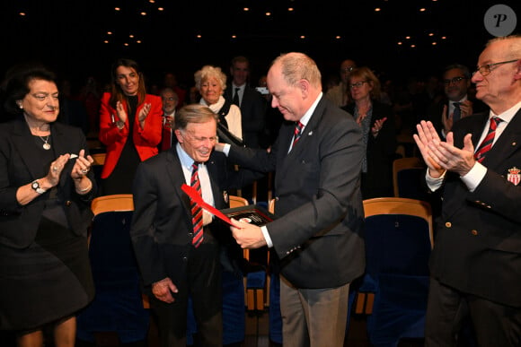 Mme Yvette Lambin-Berti, secrétaire général du Comité, Louis Biancheri, devenu président d'honneur de l'ASM, le prince Albert II de Monaco et Roland Biancheri, le président de l'ASM, lors de la remise des prix de l'ASM Omnisports (Association Sportive de Monaco) à l'auditorium Rainier III à Monaco, le 13 novembre 2024. Cette soirée était placée sous le centenaire de l'ASM. Le prince Albert II de Monaco a honoré l'ancien président Louis Biancheri en le faisant président d'honneur et a accueilli le nouveau président M. Roland Biancheri. L'association regroupe 24 sections, la dernière étant la section Padel. © Bruno Bebert/Bestimage 