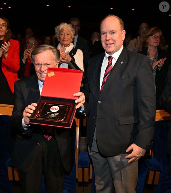 Il fait notamment référence aux révélations faites par Claude Palmero, l'ex-administrateur des biens du palais princier
Louis Biancheri, devenu président d'honneur de l'ASM, et le prince Albert II de Monaco lors de la Remise des prix de l'ASM Omnisports (Association Sportive de Monaco) à l'auditorium Rainier III à Monaco, le 13 novembre 2024. Cette soirée était placée sous le centenaire de l'ASM. Le prince Albert II de Monaco a honoré l'ancien président Louis Biancheri en le faisant président d'honneur et a accueilli le nouveau président M. Roland Biancheri. L'association regroupe 24 sections, la dernière étant la section Padel. © Bruno Bebert/Bestimage