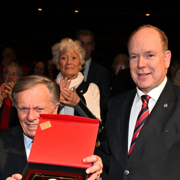 Il fait notamment référence aux révélations faites par Claude Palmero, l'ex-administrateur des biens du palais princier
Louis Biancheri, devenu président d'honneur de l'ASM, et le prince Albert II de Monaco lors de la Remise des prix de l'ASM Omnisports (Association Sportive de Monaco) à l'auditorium Rainier III à Monaco, le 13 novembre 2024. Cette soirée était placée sous le centenaire de l'ASM. Le prince Albert II de Monaco a honoré l'ancien président Louis Biancheri en le faisant président d'honneur et a accueilli le nouveau président M. Roland Biancheri. L'association regroupe 24 sections, la dernière étant la section Padel. © Bruno Bebert/Bestimage