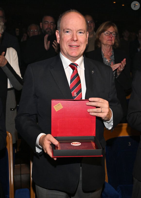 Le prince Albert II de Monaco honoré en tant que sportif lors de la remise des prix de l'ASM Omnisports (Association Sportive de Monaco) à l'auditorium Rainier III à Monaco, le 13 novembre 2024. Cette soirée était placée sous le centenaire de l'ASM. Le prince Albert II de Monaco a honoré l'ancien président Louis Biancheri en le faisant président d'honneur et a accueilli le nouveau président M. Roland Biancheri. L'association regroupe 24 sections, la dernière étant la section Padel. © Bruno Bebert/Bestimage 