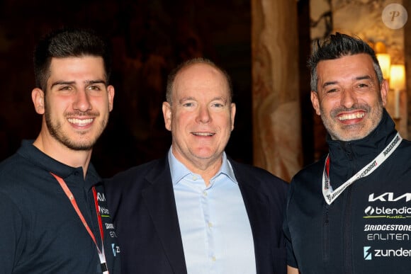 Exclusif - Le prince Albert II de Monaco entourés des vainqueurs Eneko Conde et Lukas Sergnese - Le prince Albert II de Monaco a rencontré, à l'hôtel de Paris, à Monaco, le 26 octobre 2024, les concurrents de la 8eme édition du E-Rallye Monte-Carlo, privés de l'étape 4 durant leur dernière journée du Rallye en raison des mauvaises conditions climatiques dans le sud-est du département. Les véhicules 100% électrique se sont affrontés du 23 au 25 octobre, sur 250 kilomètres de route autour de la Principauté. Avec un parcours secret de 14 Spéciales de Régularité (SR), sur 3 départements français dont les Alpes de Haute-Provence, les Alpes-Maritimes, le Var et un passage annulé par la Riviera italienne qui aurait du se dérouler ce samedi et emmener les concurrents à Dolceacqua. Cette 8eme édition du E-rallye est la 11e et avant-dernière manche de la Bridgestone FIA ecoRally Cup 2024. C'est un équipage espagnol qui a terminé à la première place avec E.Conde et L.Sergnese sur une KIA EV6 GT, suivi d'un équipage monégasque qui courait sous les couleurs du Yacht Club de Monaco composé par O.Campana, au volant et N.Milanesio sur une BMW 14, suivi en 3eme position par les belges M.Decremer et J.Hugo sur une Volkswagen ID3 Pros. © Claudia Albuquerque / Bestimage 