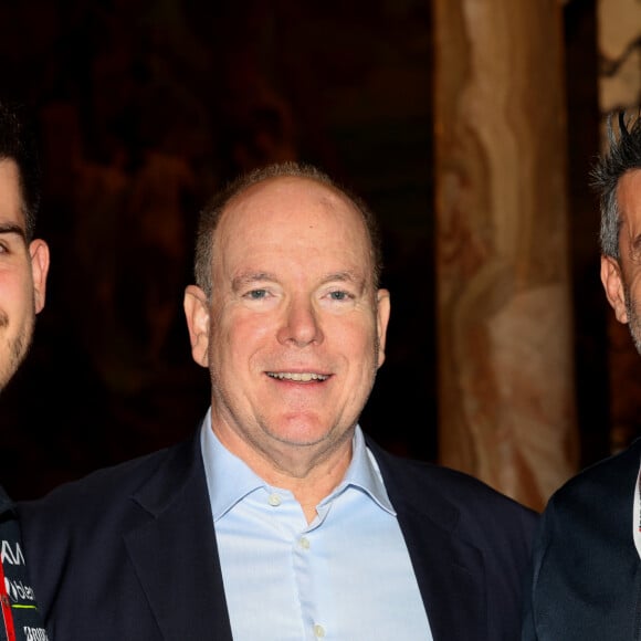 Exclusif - Le prince Albert II de Monaco entourés des vainqueurs Eneko Conde et Lukas Sergnese - Le prince Albert II de Monaco a rencontré, à l'hôtel de Paris, à Monaco, le 26 octobre 2024, les concurrents de la 8eme édition du E-Rallye Monte-Carlo, privés de l'étape 4 durant leur dernière journée du Rallye en raison des mauvaises conditions climatiques dans le sud-est du département. Les véhicules 100% électrique se sont affrontés du 23 au 25 octobre, sur 250 kilomètres de route autour de la Principauté. Avec un parcours secret de 14 Spéciales de Régularité (SR), sur 3 départements français dont les Alpes de Haute-Provence, les Alpes-Maritimes, le Var et un passage annulé par la Riviera italienne qui aurait du se dérouler ce samedi et emmener les concurrents à Dolceacqua. Cette 8eme édition du E-rallye est la 11e et avant-dernière manche de la Bridgestone FIA ecoRally Cup 2024. C'est un équipage espagnol qui a terminé à la première place avec E.Conde et L.Sergnese sur une KIA EV6 GT, suivi d'un équipage monégasque qui courait sous les couleurs du Yacht Club de Monaco composé par O.Campana, au volant et N.Milanesio sur une BMW 14, suivi en 3eme position par les belges M.Decremer et J.Hugo sur une Volkswagen ID3 Pros. © Claudia Albuquerque / Bestimage 