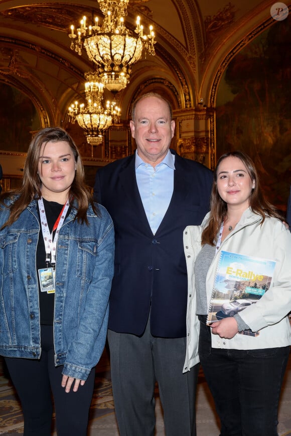 Le prince Albert II de Monaco et Louis Negre, le maire de Cagnes sur Mer, ont participé à la remise des prix du 10ème Riviera Electric Challenge sur la place du Palais Grimaldi à Cagnes sur Mer, le 14 novembre 2024. Organisé en marge du salon EVER 2024, qui se déroule au Grimaldi Forum, le Riviera Electric Challenge 2023 s'inscrit dans la lignée du succès des éditions précédentes. Il a pour objectif de fédérer les entreprises et les collectivités exemplaires dans l'intégration de véhicules électriques au sein de leurs flottes. Cette épreuve a pour objectif de réaliser un parcours au moyen d'un véhicule électrique, en utilisant le moins d'énergie possible. Ce parcours part de Monaco et arrive à Cagnes-sur-Mer, toutes deux fondatrices de cet évènement, en passant par Dolceacqua. C'est l'équipe de la Mairie de Monaco, avec Iwan Prot et Philippe Terranova qui a remporté cette édition, le 1er équipage féminin est arrivé 3eme au général, c'est l'équipe de "La Mairie de Cagnes sur Mer" avec Floriane Bertrand et Lucie Punyet. © Bruno Bebert / Bestimage 