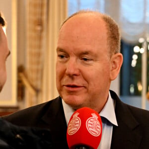 Le Souverain a indiqué qu'il s'était senti trahi par une personne en qui il avait confiance
Exclusif - Le prince Albert II de Monaco a rencontré, à l'hôtel de Paris, à Monaco, le 26 octobre 2024, les concurrents de la 8eme édition du E-Rallye Monte-Carlo privés de l'Etape 4 durant leur dernière journée du Rallye en raison des mauvaises conditions climatiques dans le sud-est du département. Les véhicules 100% électrique se sont affrontés du 23 au 25 octobre, sur 250 kilomètres de route autour de la Principauté. Avec un parcours secret de 14 Spéciales de Régularité (SR), sur 3 départements français dont les Alpes de Haute-Provence, les Alpes-Maritimes, le Var et un passge annulé par la Riviéra italienne qui aurait du se dérouler ce samedi et emmener les concurrents à Dolceacqua. Cette 8eme édition du E-rallye est la 11e et avant-dernière manche de la Bridgestone FIA ecoRally Cup 2024. C'est un équipage espagnol qui a terminé à la première place avec Eneko Conde et Lukas Sergnese sur une KIA EV6 GT suivi d'un équipage monegasque qui courait sous les couleurs du Yacht Club de Monaco composé par Olivier Campana, au volant, et Nicolas Milanesio sur une BMW 14, suivi en 3eme position par les belges Michel Decremer et Jennifer Hugo sur une Volkswagen ID3 Pros.