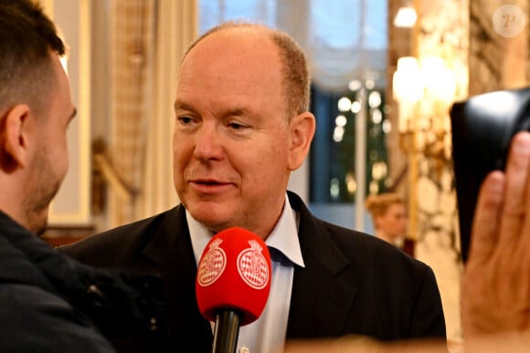 Le Souverain a indiqué qu'il s'était senti trahi par une personne en qui il avait confiance
Exclusif - Le prince Albert II de Monaco a rencontré, à l'hôtel de Paris, à Monaco, le 26 octobre 2024, les concurrents de la 8eme édition du E-Rallye Monte-Carlo privés de l'Etape 4 durant leur dernière journée du Rallye en raison des mauvaises conditions climatiques dans le sud-est du département. Les véhicules 100% électrique se sont affrontés du 23 au 25 octobre, sur 250 kilomètres de route autour de la Principauté. Avec un parcours secret de 14 Spéciales de Régularité (SR), sur 3 départements français dont les Alpes de Haute-Provence, les Alpes-Maritimes, le Var et un passge annulé par la Riviéra italienne qui aurait du se dérouler ce samedi et emmener les concurrents à Dolceacqua. Cette 8eme édition du E-rallye est la 11e et avant-dernière manche de la Bridgestone FIA ecoRally Cup 2024. C'est un équipage espagnol qui a terminé à la première place avec Eneko Conde et Lukas Sergnese sur une KIA EV6 GT suivi d'un équipage monegasque qui courait sous les couleurs du Yacht Club de Monaco composé par Olivier Campana, au volant, et Nicolas Milanesio sur une BMW 14, suivi en 3eme position par les belges Michel Decremer et Jennifer Hugo sur une Volkswagen ID3 Pros.