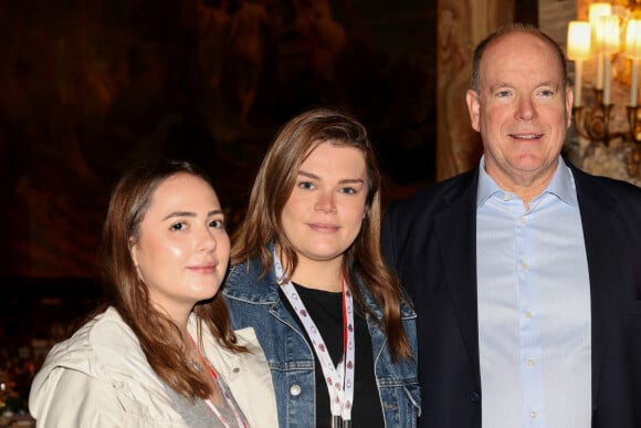 Exclusif - Margaux Grundstein, la trésorière de Be Safe, pilote de Camille Gottlieb, la fille de la princesse Stéphanie de Monaco et présidente de l'association Be Safe, le prince Albert II de Monaco - Le prince Albert II de Monaco a rencontré, à l'hôtel de Paris, à Monaco, le 26 octobre 2024, les concurrents de la 8eme édition du E-Rallye Monte-Carlo, privés de l'étape 4 durant leur dernière journée du Rallye en raison des mauvaises conditions climatiques dans le sud-est du département. Les véhicules 100% électrique se sont affrontés du 23 au 25 octobre, sur 250 kilomètres de route autour de la Principauté. Avec un parcours secret de 14 Spéciales de Régularité (SR), sur 3 départements français dont les Alpes de Haute-Provence, les Alpes-Maritimes, le Var et un passage annulé par la Riviera italienne qui aurait du se dérouler ce samedi et emmener les concurrents à Dolceacqua. Cette 8eme édition du E-rallye est la 11e et avant-dernière manche de la Bridgestone FIA ecoRally Cup 2024. C'est un équipage espagnol qui a terminé à la première place avec E.Conde et L.Sergnese sur une KIA EV6 GT, suivi d'un équipage monégasque qui courait sous les couleurs du Yacht Club de Monaco composé par O.Campana, au volant et N.Milanesio sur une BMW 14, suivi en 3eme position par les belges M.Decremer et J.Hugo sur une Volkswagen ID3 Pros. © Claudia Albuquerque / Bestimage 