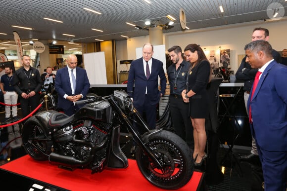 Le prince Albert II de Monaco, Salim Zeghdar (président délégué de Top Marques) et Manoj Bairstow (directeur du salon Top Marques) - Inauguration de la 16ème édition du salon "Top Marques Monaco 2019", qui se tiendra du 30 mai au 3 juin 2019 au Grimaldi Forum, le 29 mai 2019 à Monaco. Le salon se déroule du 30 mai au 2 juin. Le salon regroupe un ensemble de marques luxueuses et ultra-exclusives dans différents domaines tels que l'automobile, les bateaux, les bijoux et l'horlogerie. De nombreuses marques automobiles de prestiges sont présentes à l'image des très exclusives Rolls-Royce, Bentley, Bugatti ou les plus accessibles constructeurs premium allemands comme Audi et Mercedes, ainsi que des préparateurs et autres fabricants d'engins exclusifs. Au total, le salon abrite plus de 70 voitures de trente constructeurs. A découvrir: des bolides en exclusivité mondiale, des séries limités, des innovations improbables comme une voiture roulant à l'eau salée, des bijoux d'exception, des véhicules d'antan. Au total, le salon abrite plus de 70 voitures de trente constructeurs. A découvrir: des bolides en exclusivité mondiale, des séries limités, des innovations improbables comme une voiture roulant à l'eau salée, des bijoux d'exception, des véhicules d'antan. © Olivier Huitel/PRM/Bestimage  16th edition of "Top Marques Monaco 2019" fair, which will be held from May 30 to June 3, 2019 at the Grimaldi Forum, in Monaco, on May 29, 2019.