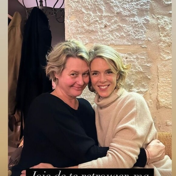 Là-bas comme en témoigne sa story Instagram, l'ex-marraine de Jade Hallyday a également retrouvé l'animatrice Julie Andrieu qui l'a énormément épaulée ces derniers mois !