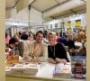 Ce week-end, Luana Belmondo et son fils aîné ont participé au Festival du livre gourmand à Périgueux, où ils ont rencontré leurs fans en plus d'assurer plusieurs heures de dédicaces.
Luana Belmondo et son fils Alessandra immortalisés sur Instagram (Capture d'écran).