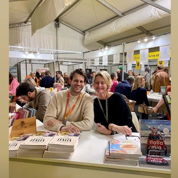 Ce week-end, Luana Belmondo et son fils aîné ont participé au Festival du livre gourmand à Périgueux, où ils ont rencontré leurs fans en plus d'assurer plusieurs heures de dédicaces.
Luana Belmondo et son fils Alessandra immortalisés sur Instagram (Capture d'écran).