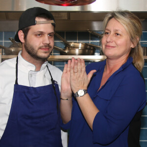 Exclusif - Alessandro Belmondo avec sa mère Luana Belmondo - Alessandro Belmondo, le fils de P. et L. Belmondo est chef cuisinier dans le nouveau restaurant "Il Cara Rosso" dont c'est l'inauguration ce jour, à Saint-Cloud le 31 janvier 2018. © Denis Guignebourg/Bestimage 