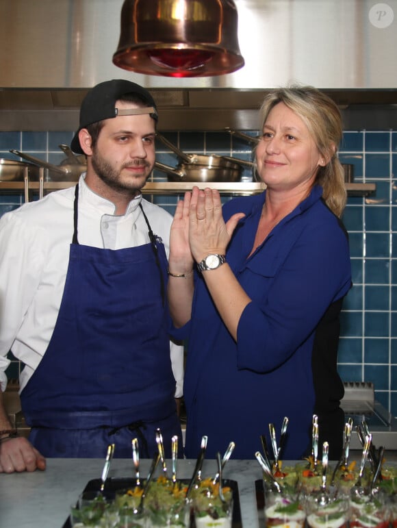 Exclusif - Alessandro Belmondo avec sa mère Luana Belmondo - Alessandro Belmondo, le fils de P. et L. Belmondo est chef cuisinier dans le nouveau restaurant "Il Cara Rosso" dont c'est l'inauguration ce jour, à Saint-Cloud le 31 janvier 2018. © Denis Guignebourg/Bestimage 