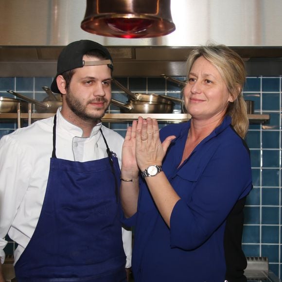 Exclusif - Alessandro Belmondo avec sa mère Luana Belmondo - Alessandro Belmondo, le fils de P. et L. Belmondo est chef cuisinier dans le nouveau restaurant "Il Cara Rosso" dont c'est l'inauguration ce jour, à Saint-Cloud le 31 janvier 2018. © Denis Guignebourg/Bestimage 