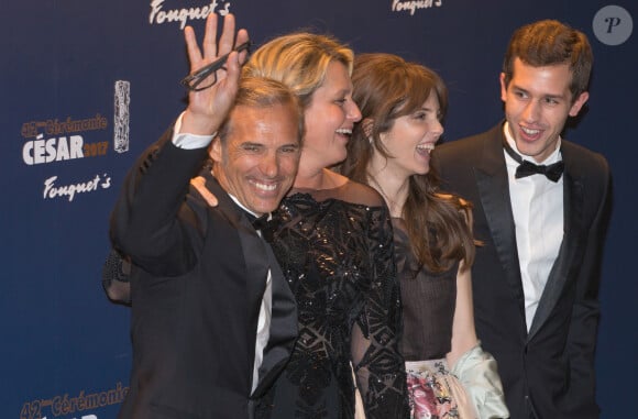 Paul Belmondo, son ex-femme Luana Belmondo, Annabelle Belmondo, Victor Belmondo - Photocall du dîner de la 42ème cérémonie des César au Fouquet's à Paris. Le 24 février 2017 © Stéphane Vansteenkiste / Bestimage 