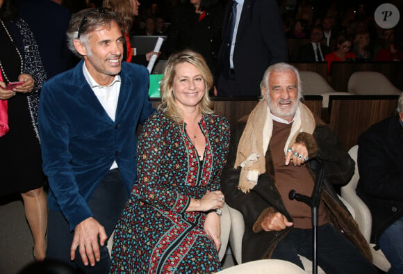 Jean-Paul Belmondo, son fils Paul Belmondo et Luana Belmondo lors de la présentation en avant-première de 'The Gazelles' un film réalisé par Paul Belmondo et projeté à l'Unesco en présence de Audrey Azoulay la directrice générale de l'Unesco et Dominique Serra fondatrice et directrice du Rallye des Gazelles du Maroc. Paris le 24 novembre 2017 © Denis Guignebourg / Bestimage