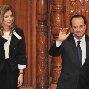 Francois Hollande, accompagne de Valerie Trierweiler, au parlement japonais a Tokyo le 07/06  French President Francois Hollande(R) waves at the lower house of Parliament in Tokyo, Japan, on June 7, 2013. 