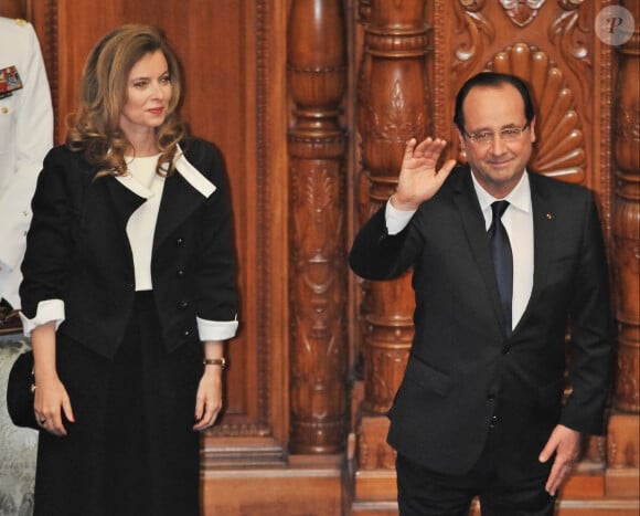 Francois Hollande, accompagne de Valerie Trierweiler, au parlement japonais a Tokyo le 07/06  French President Francois Hollande(R) waves at the lower house of Parliament in Tokyo, Japan, on June 7, 2013. 