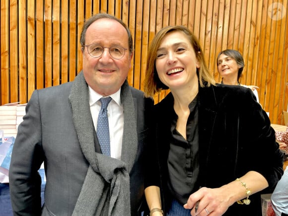 Théma - Julie Gayet change de coupe de cheveux - Julie Gayet et son mari François Hollande lors de la 41ème Foire du Livre de Brive dans La Halle Brassens, à Brive-la-Gaillarde, France, le 11 novembre 2023. © Fabien Faure/Bestimage 