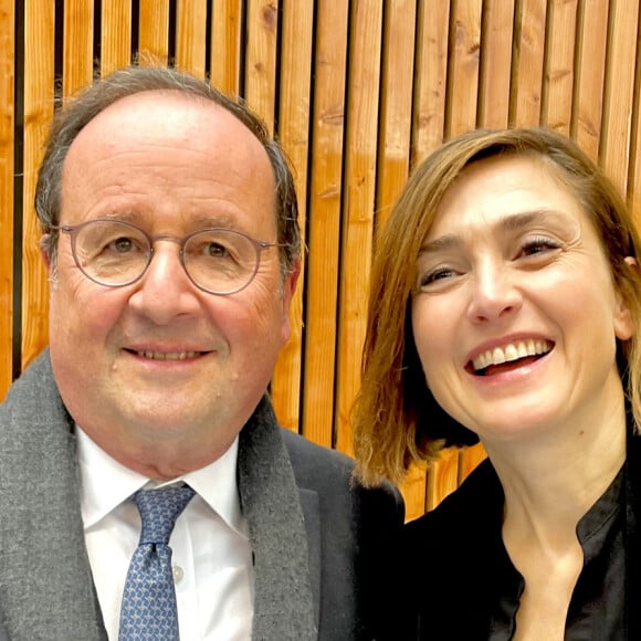 Théma - Julie Gayet change de coupe de cheveux - Julie Gayet et son mari François Hollande lors de la 41ème Foire du Livre de Brive dans La Halle Brassens, à Brive-la-Gaillarde, France, le 11 novembre 2023. © Fabien Faure/Bestimage 