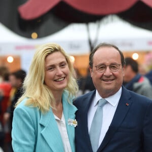 Francois Hollande et Julie Gayet lors du festival Soeurs Jumelles, Rencontre de la musique et de l'image à Rochefort le 1er juillet 2023. © Franck Castel / Bestimage  François Hollande and Julie Gayet at the Soeurs Jumelles festival in Rochefort on july 1st 2023 