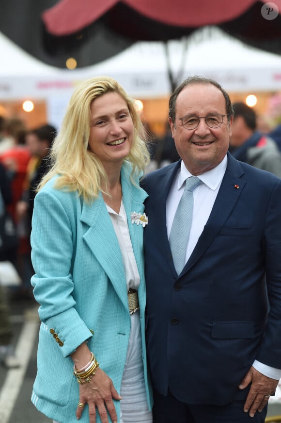 Francois Hollande et Julie Gayet lors du festival Soeurs Jumelles, Rencontre de la musique et de l'image à Rochefort le 1er juillet 2023. © Franck Castel / Bestimage  François Hollande and Julie Gayet at the Soeurs Jumelles festival in Rochefort on july 1st 2023 