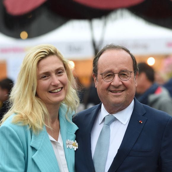 Francois Hollande et Julie Gayet lors du festival Soeurs Jumelles, Rencontre de la musique et de l'image à Rochefort le 1er juillet 2023. © Franck Castel / Bestimage  François Hollande and Julie Gayet at the Soeurs Jumelles festival in Rochefort on july 1st 2023 