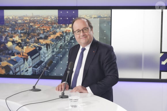 Exclusif - François Hollande, sur le plateau de l’émission « Face aux territoires » présentée pa C.Viguier dans les studios de TV5 Monde à Paris, France, le 10 octobre 2024. © Jack Tribeca/Bestimage  No Web pour la Belgique et la Suisse 