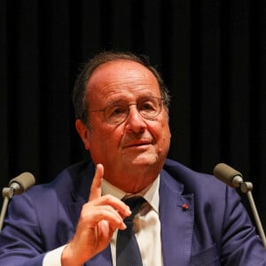 Sur le même plateau, Valérie Trierweiler s'était interrogée avec humour sur la capacité de son ex à réussir à obtenir un 2e mandat de président sans elle
François Hollande lors d'une rencontre à la Station Ausone-Librairie Mollat à Bordeaux, à l'occasion de la sortie de son livre "Le défi de gouverner". Le 16 septembre 2024 © Jean-Marc Lhomer / Bestimage 