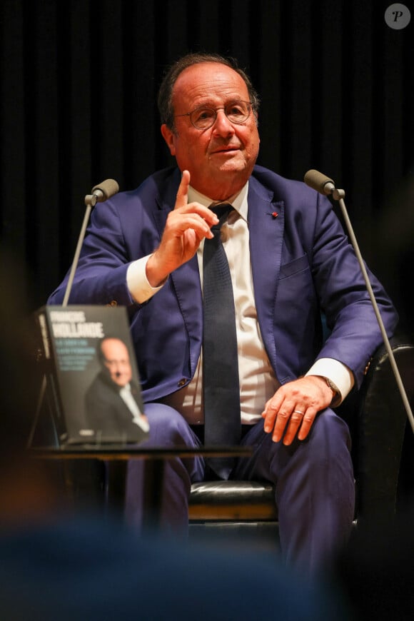 Sur le même plateau, Valérie Trierweiler s'était interrogée avec humour sur la capacité de son ex à réussir à obtenir un 2e mandat de président sans elle
François Hollande lors d'une rencontre à la Station Ausone-Librairie Mollat à Bordeaux, à l'occasion de la sortie de son livre "Le défi de gouverner". Le 16 septembre 2024 © Jean-Marc Lhomer / Bestimage 