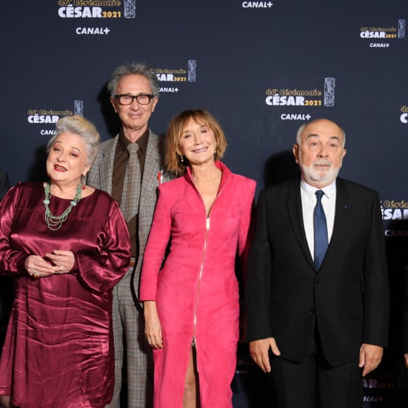 Si la décision n'est pour l'heure pas arrêtée, le projet ne se fera "pas tout de suite" dans tous les cas
Christian Clavier, Michel Blanc, Josiane Balasko, Thierry Lhermitte, Marie-Anne Chazel, Gérard Jugnot et Bruno Moynot lors du photocall lors de la 46ème cérémonie des César à l'Olympia à Paris le 12 mars 2021 © Pascal le Segretain / Pool / Bestimage 