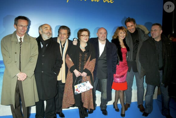 Archives - A Paris en France, lors de l'avant-première du film LES BRONZES 3 : AMIS POUR LA VIE à l'UGC BERCY, l'équipe du film : de gauche à droite, Patrice LECONTE, Gérard JUGNOT, Christian CLAVIER, Josiane BALASKO, Michel BLANC, Marie-Anne CHAZEL, Thierry LHERMITTE le 23 janvier 2006