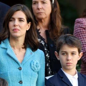 Une occasion de plus de montrer que les garçons sont les portraits crachés de leurs parents !
Charlotte Casiraghi, Raphaël Elmaleh dans la cour du palais princier le jour de la fête nationale de Monaco le 19 novembre 2024. © Jean-Charles Vinaj / Pool Monaco / Bestimage 