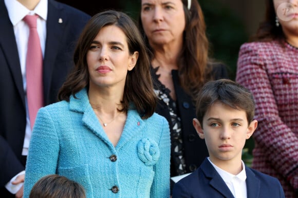 Une occasion de plus de montrer que les garçons sont les portraits crachés de leurs parents !
Charlotte Casiraghi, Raphaël Elmaleh dans la cour du palais princier le jour de la fête nationale de Monaco le 19 novembre 2024. © Jean-Charles Vinaj / Pool Monaco / Bestimage 