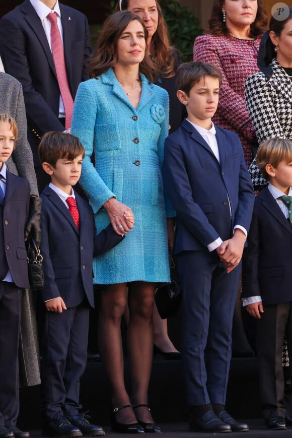 Ses atouts principaux ? Ses deux fils : Raphaël (10 ans) dont le père est Gad Elmaleh, et Balthazar (6 ans) dont le père est Dimitri Rassam
Charlotte Casiraghi, Balthazar Rassam, Raphaël Elmaleh dans la cour du palais princier le jour de la fête nationale de Monaco le 19 novembre 2024. © Jean-Charles Vinaj / Pool Monaco / Bestimage 