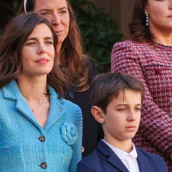 Ses atouts principaux ? Ses deux fils : Raphaël (10 ans) dont le père est Gad Elmaleh, et Balthazar (6 ans) dont le père est Dimitri Rassam
Charlotte Casiraghi, Balthazar Rassam, Raphaël Elmaleh dans la cour du palais princier le jour de la fête nationale de Monaco le 19 novembre 2024. © Jean-Charles Vinaj / Pool Monaco / Bestimage 