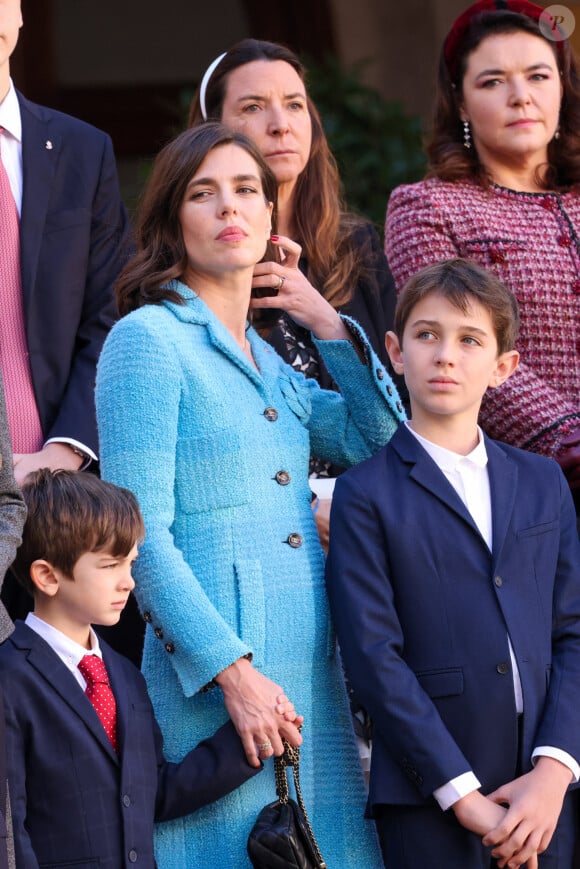 Une présence qui ravissait la cavalière, à voir les gestes tendres et les regards protecteurs qu'elle posait sur eux pendant l'événement
Charlotte Casiraghi, Raphaël Elmaleh, Balthazar Rassam dans la cour du palais princier le jour de la fête nationale de Monaco le 19 novembre 2024. © Jean-Charles Vinaj / Pool Monaco / Bestimage 