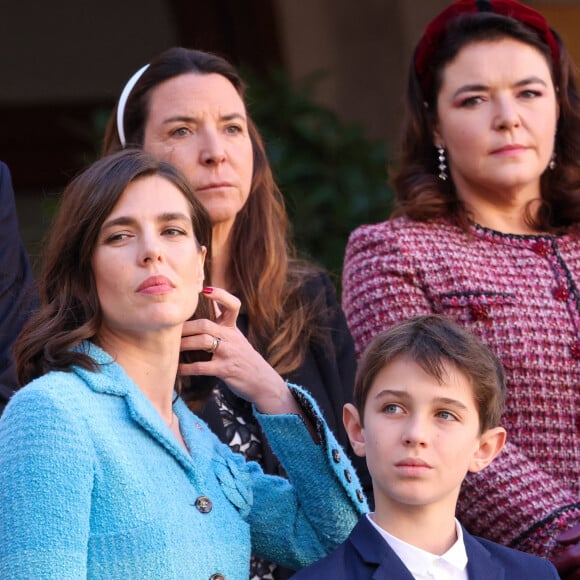 Une présence qui ravissait la cavalière, à voir les gestes tendres et les regards protecteurs qu'elle posait sur eux pendant l'événement
Charlotte Casiraghi, Raphaël Elmaleh, Balthazar Rassam dans la cour du palais princier le jour de la fête nationale de Monaco le 19 novembre 2024. © Jean-Charles Vinaj / Pool Monaco / Bestimage 