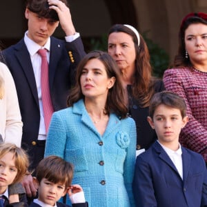 Charlotte Casiraghi s'est ainsi dévoilée dans une belle robe manteau bleu de la marque Chanel mais ce n'est pas grâce à son look qu'elle a le plus brillé
Beatrice Borromeo, Stefano et Francesco, Charlotte Casiraghi, Balthazar Rassam, Raphaël Elmaleh Tatiana Santo Domingo dans la cour du palais princier le jour de la fête nationale de Monaco le 19 novembre 2024. © Jean-Charles Vinaj / Pool Monaco / Bestimage 